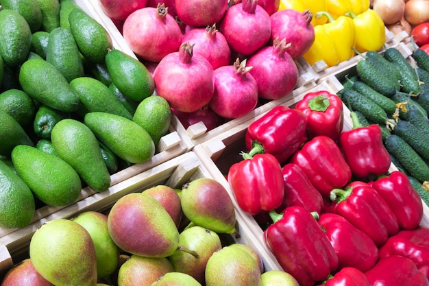 Frutas e legumes em uma vitrine em um supermercado