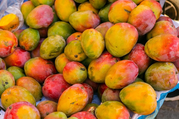 Frutas e legumes frescas no mercado local em Lima Peru