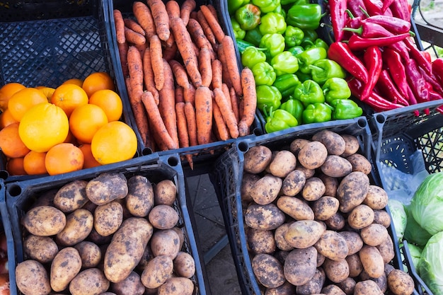 Frutas e legumes frescos em caixas em um mercado