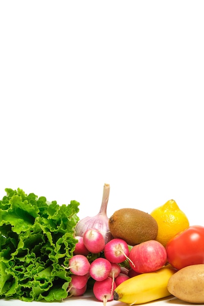 Frutas e legumes fundo branco comida saudável e saudável