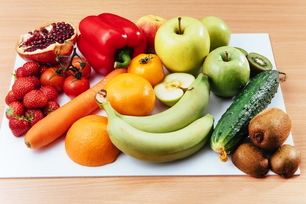 Frutas e legumes isolados.