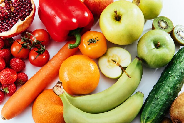 Frutas e legumes isolados.