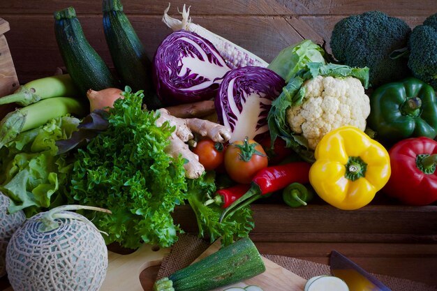 Foto frutas e legumes na mesa