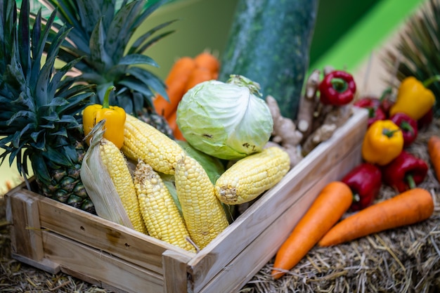 Frutas e legumes na prateleira de madeira