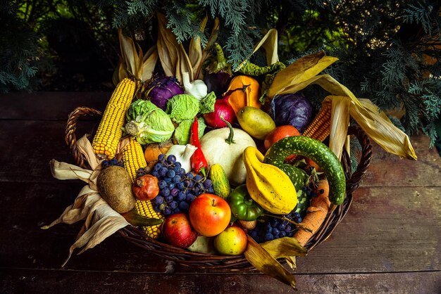 Frutas e legumes num cesto