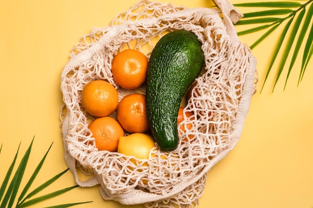 Frutas e legumes orgânicos em sacola de compras de algodão de malha reutilizável e zero desperdício Eco bag plástico