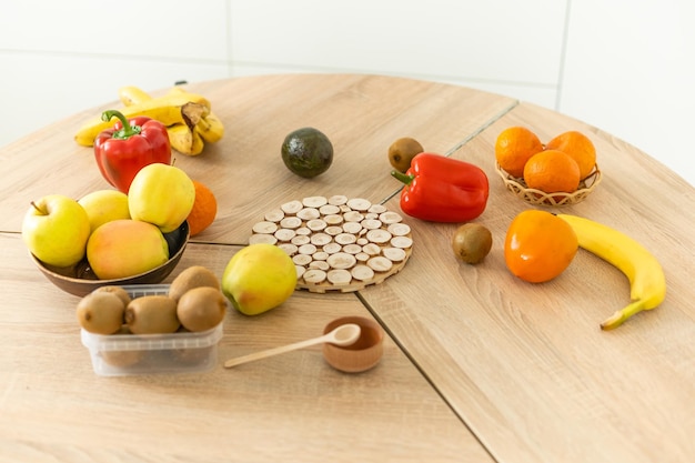 Frutas e legumes orgânicos frescos em fundo de madeira.