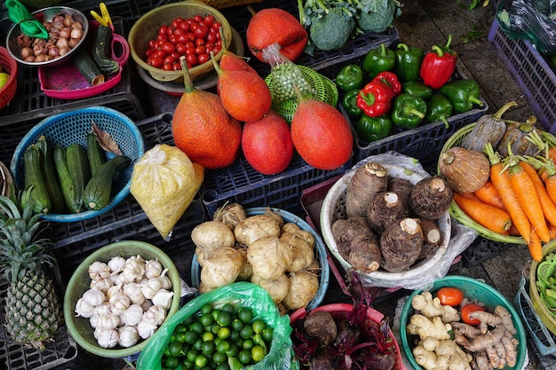 Foto frutas e legumes tropicais frescos no mercado vietnamita