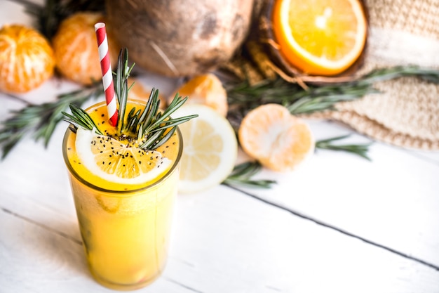 Frutas e suco de laranja fresco