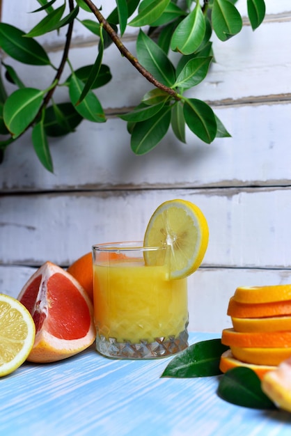 Frutas e suco em uma mesa de madeira