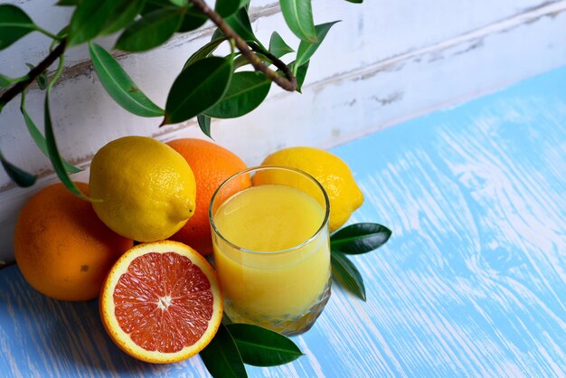 Frutas e suco em uma mesa de madeira