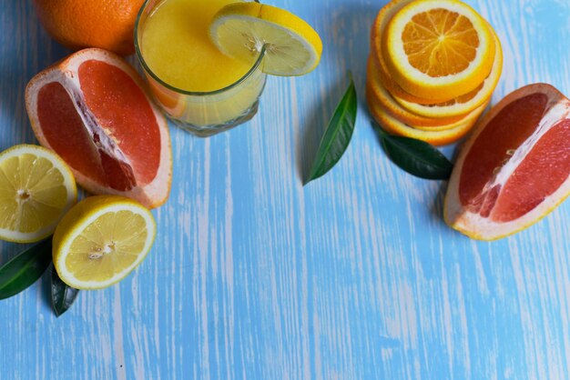 Frutas e suco em uma mesa de madeira