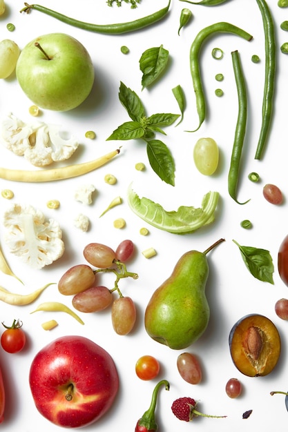 Foto frutas e vegetais coloridos isolados no branco, alimentos para a dieta e alimentos saudáveis