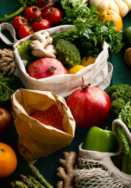 Frutas e vegetais cultivados na hora, embalados em sacos de papel ecológicos ou sacolas de compras de tecido, conceito de nutrição vegetariana sem desperdício