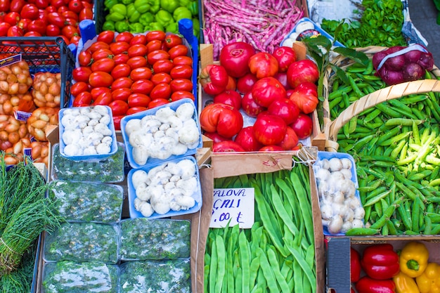 Frutas e vegetais em um mercado de agricultores