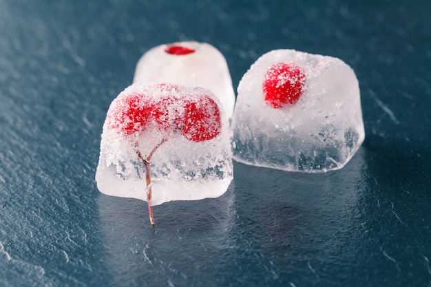 Frutas e vegetais frescos congelados em cubos de gelo