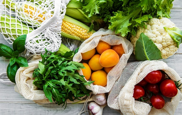 Frutas e vegetais frescos em saco de algodão ecológico