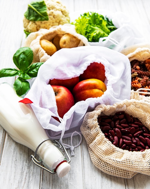 Frutas e vegetais frescos em sacos de algodão ecológico