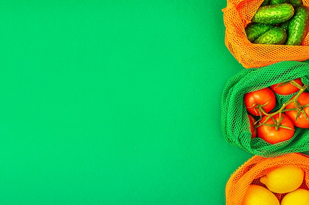 Foto frutas e vegetais frescos em sacos de malha têxteis reutilizáveis