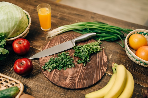 Frutas e vegetais frescos na mesa de madeira