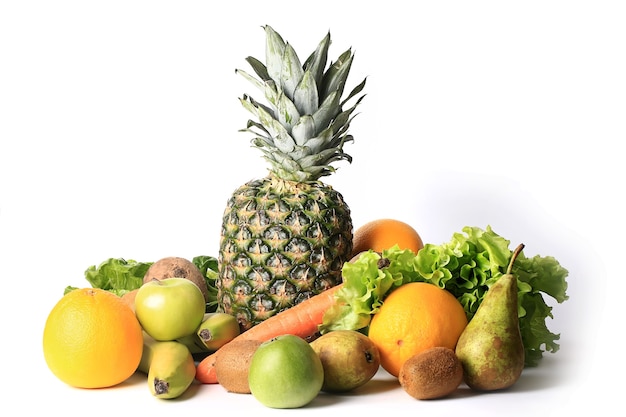 Frutas e vegetais frescos para uma dieta saudável isolados no fundo branco definido para smoothies