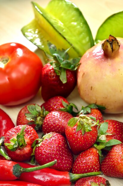 Frutas e vegetais na mesa de madeira