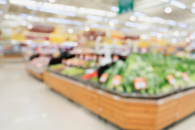 Frutas e vegetais nas prateleiras do supermercado borrão