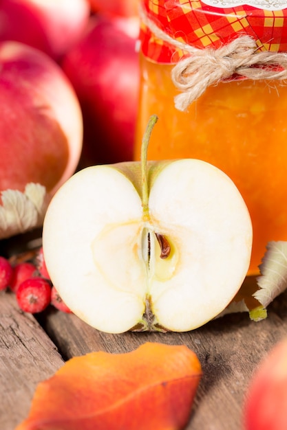 Frutas e vegetais no outono ao ar livre. Conceito de feriado de Ação de Graças