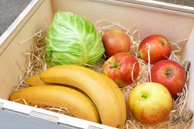 Frutas e vegetais orgânicos em caixa de madeira