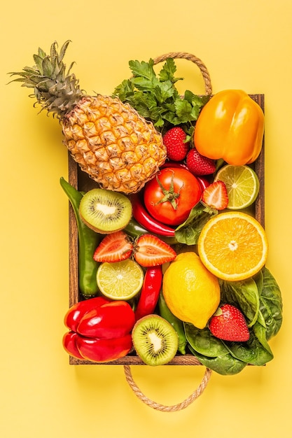 Frutas e vegetais ricos em vitamina C na caixa. Alimentação saudável. Vista do topo