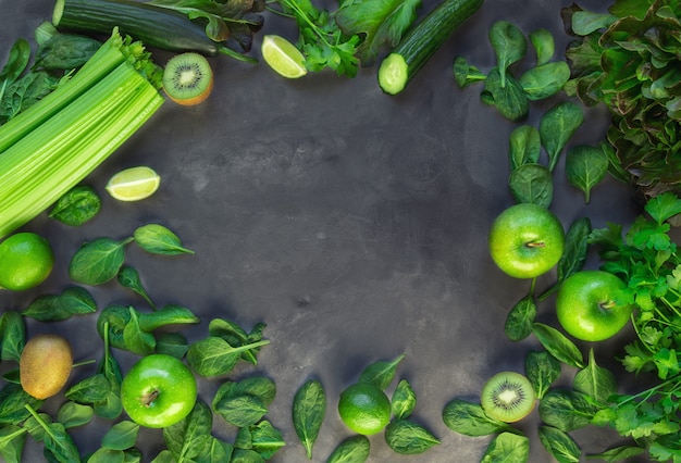 Frutas e vegetais verdes orgânicos frescos. Ingredientes para smoothie verde sobre fundo cinza de concreto. Vista do topo. Copie a área do espaço.