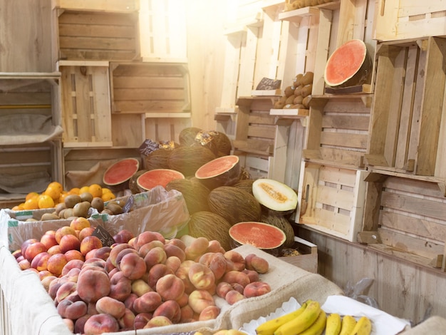 Frutas em caixas de madeira à venda na mercearia