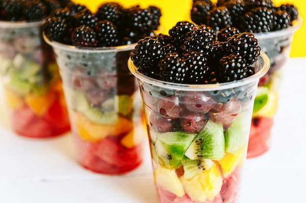 Frutas em copos de plástico