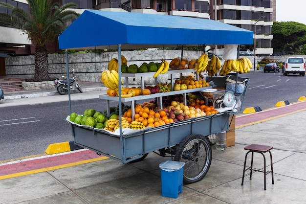 Foto frutas em um mercado de rua