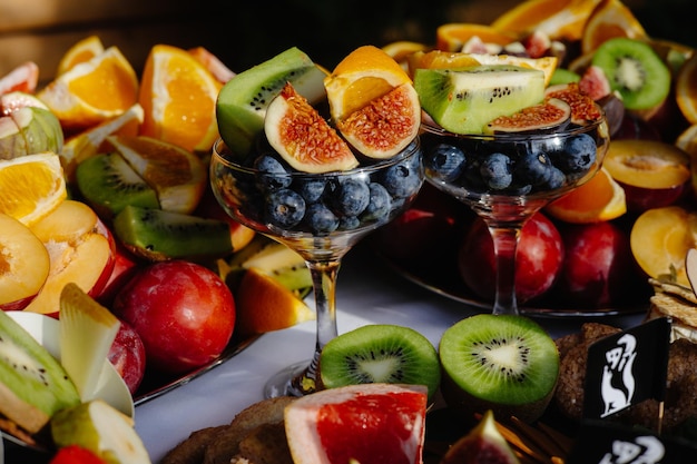 Frutas em uma salada de vidro feita de frutas saborosas e exóticas