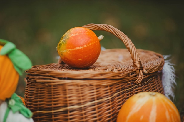 Frutas encima de una cesta de mimbre