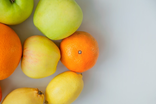 Las frutas se encuentran en una foto de alta calidad de fondo blanco