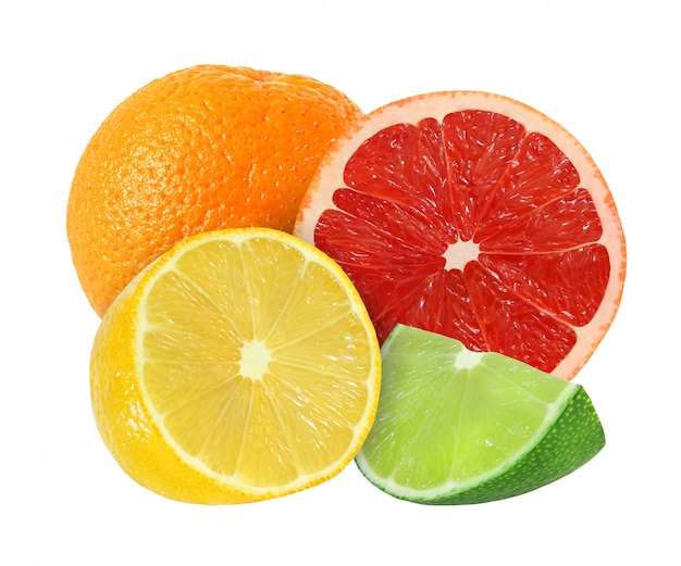 Frutas enteras y cortadas de naranja, pomelo, limón, lima aisladas sobre fondo blanco con trazado de recorte