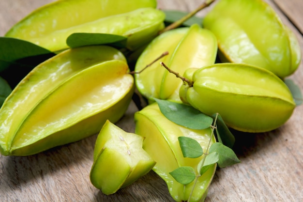 Foto frutas estrela frescas em uma cesta