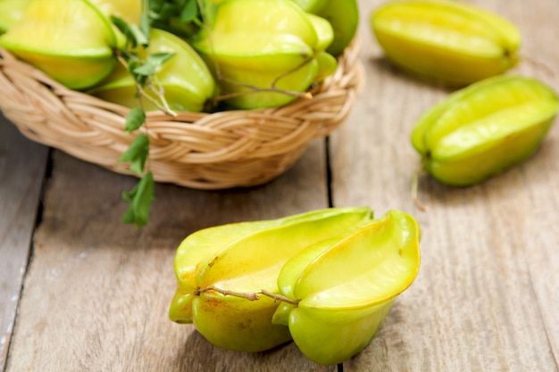 Frutas estrela frescas em uma cesta