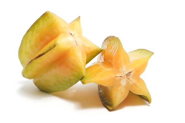 Frutas de estrella orgánicas frescas y medio cortadas deliciosas aisladas en el fondo blanco del camino de corte