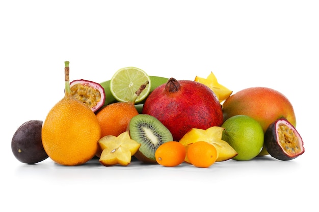 Frutas exóticas aisladas en blanco