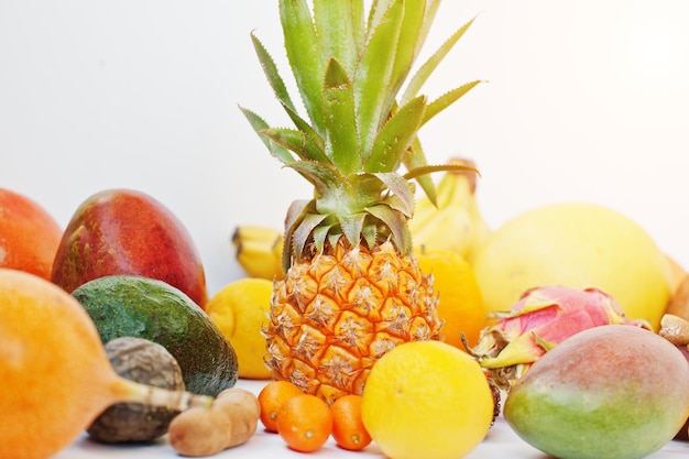 Frutas exóticas aisladas sobre fondo blanco Alimentación saludable dieta alimentos Pitahaya carambola papaya bebé piña mango maracuyá tamarindo y otros