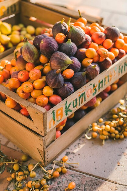 Frutas exóticas en una caja con kumquats e higos