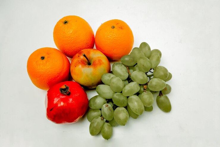 Frutas exóticas y deliciosas sobre fondo blanco.