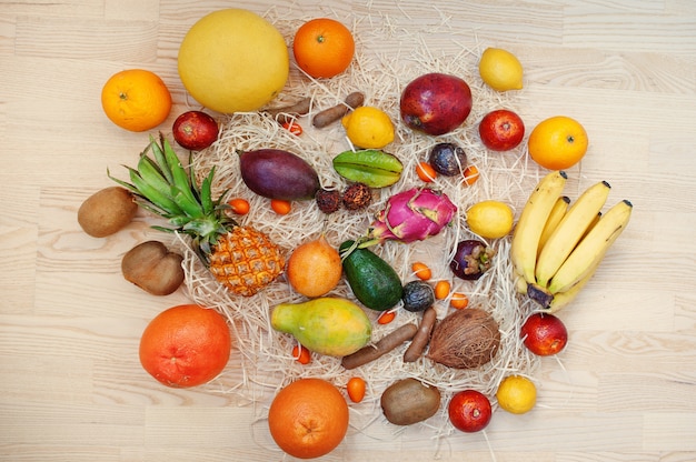 Frutas exóticas em fundo de madeira.