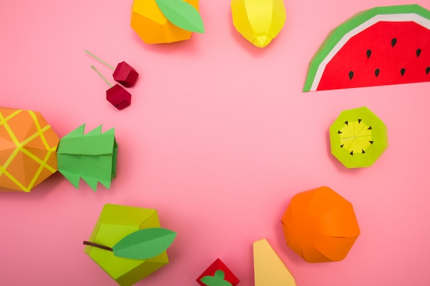 Frutas exóticas, feitas de papel em fundo rosa