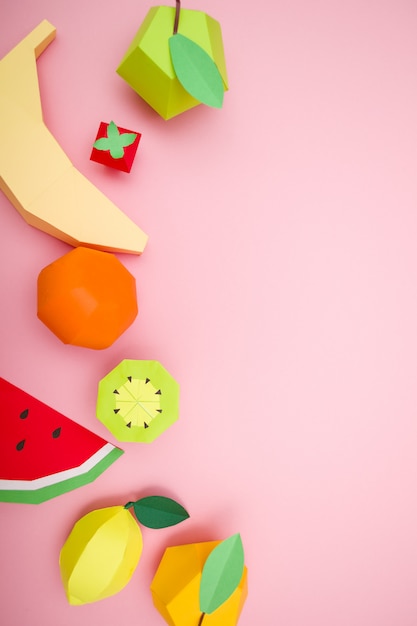 Frutas exóticas, feitas de papel em fundo rosa