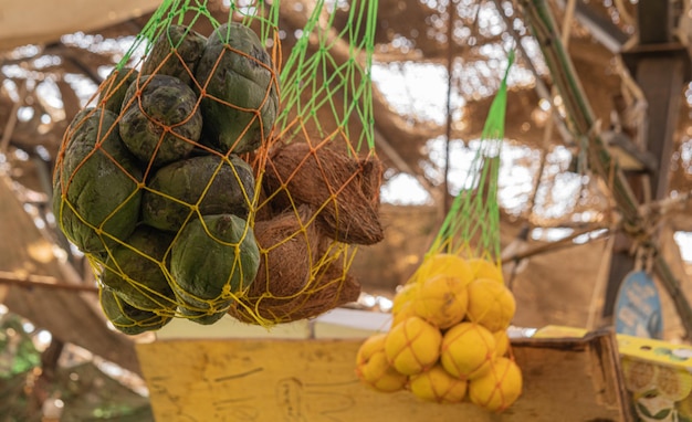 Frutas exóticas que cuelgan en el mercado de los granjeros