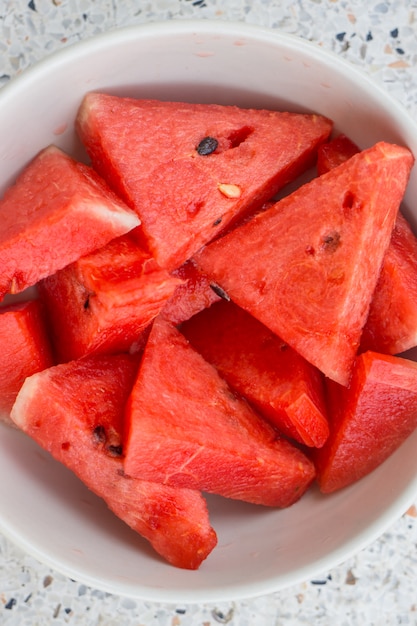 Foto frutas fatiadas na tigela, melancia vermelha.